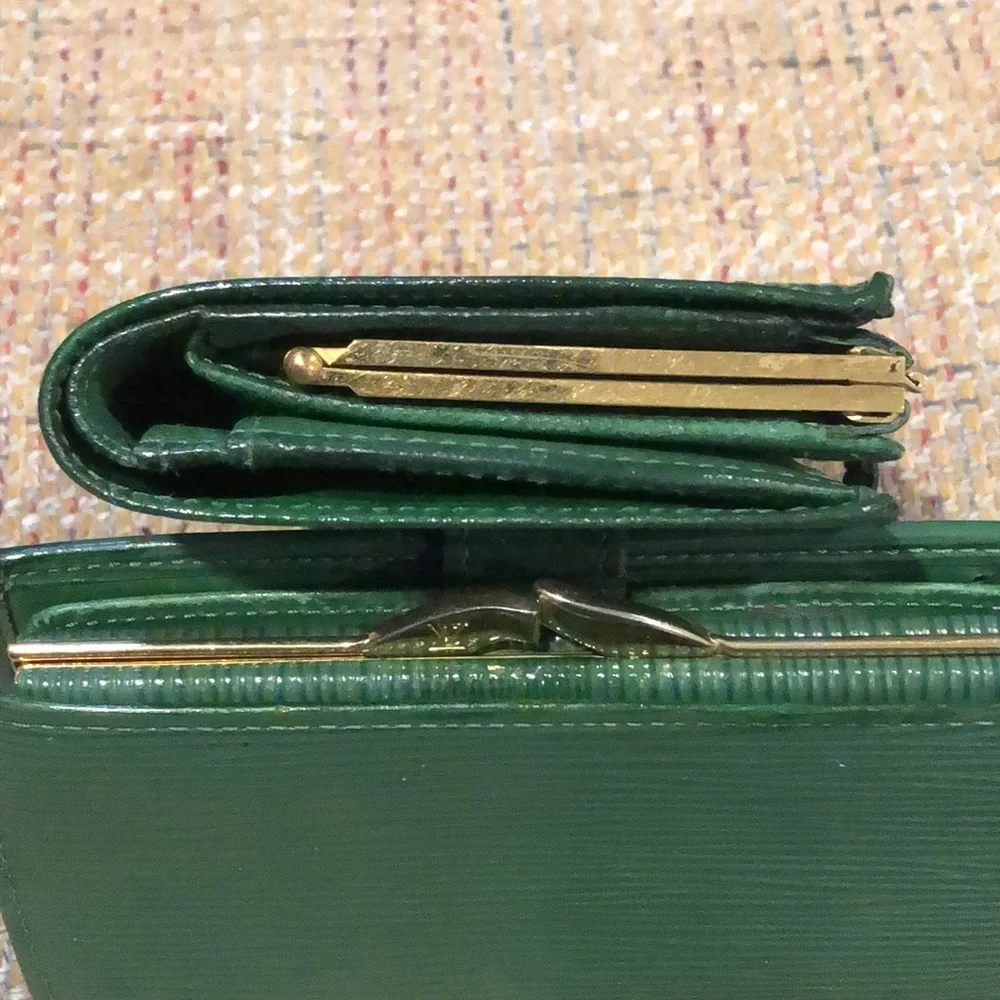 LOUIS VUITTON Green EPI Leather Kiss Lock Bifold Wallet MI1916